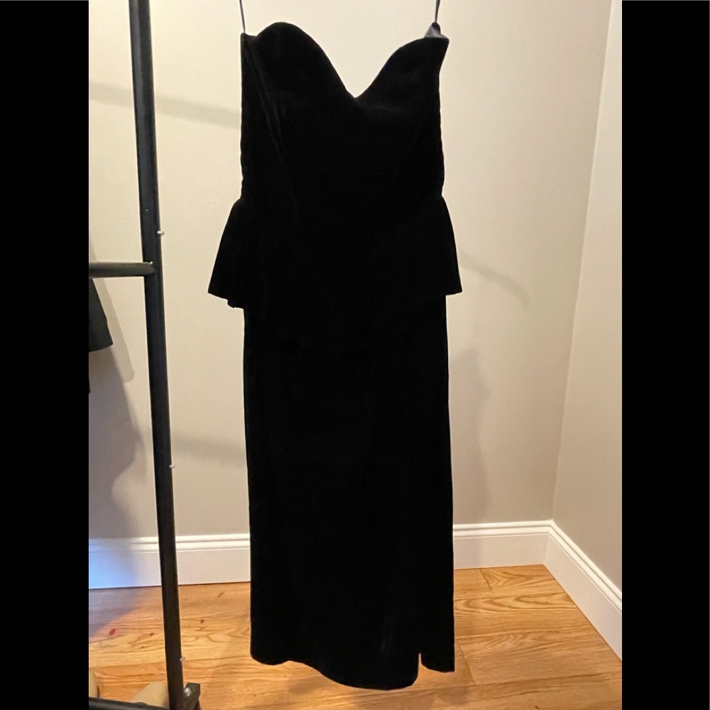 VINTAGE, Lord and Taylor, Velvet, fitted & flattering! lined black party dress.